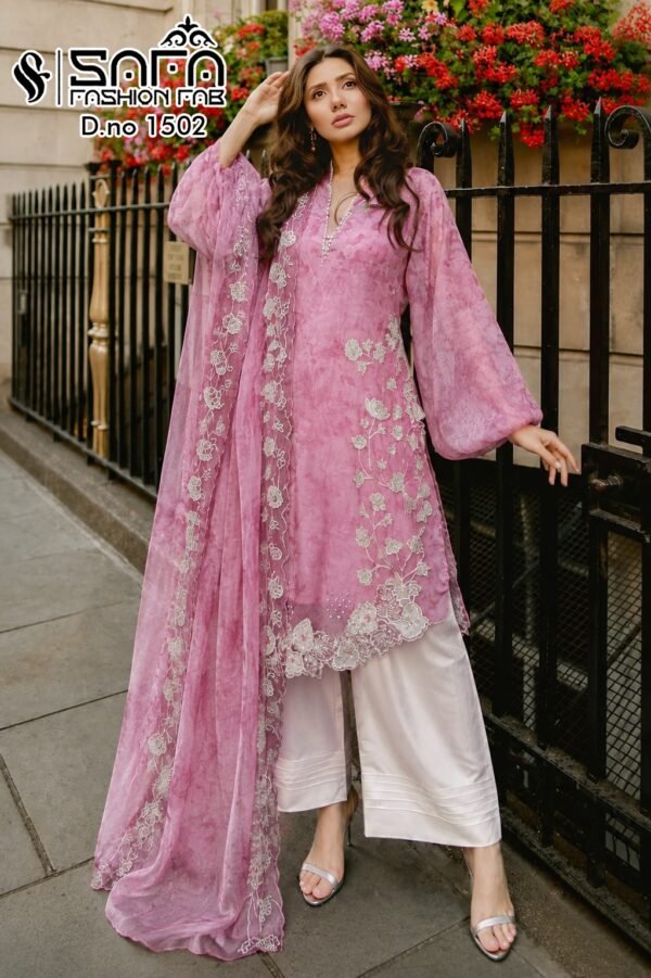 Mahera khan viral dress